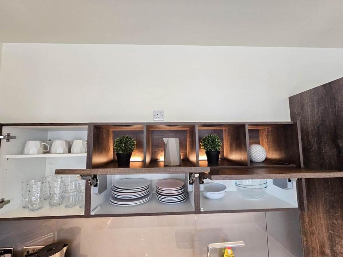 Elegant 3-bedroom Penthouse With A Private Terrace, Lift Access, And Free Wi-fi, Located In Battersea, Nine Elms Apartment *
