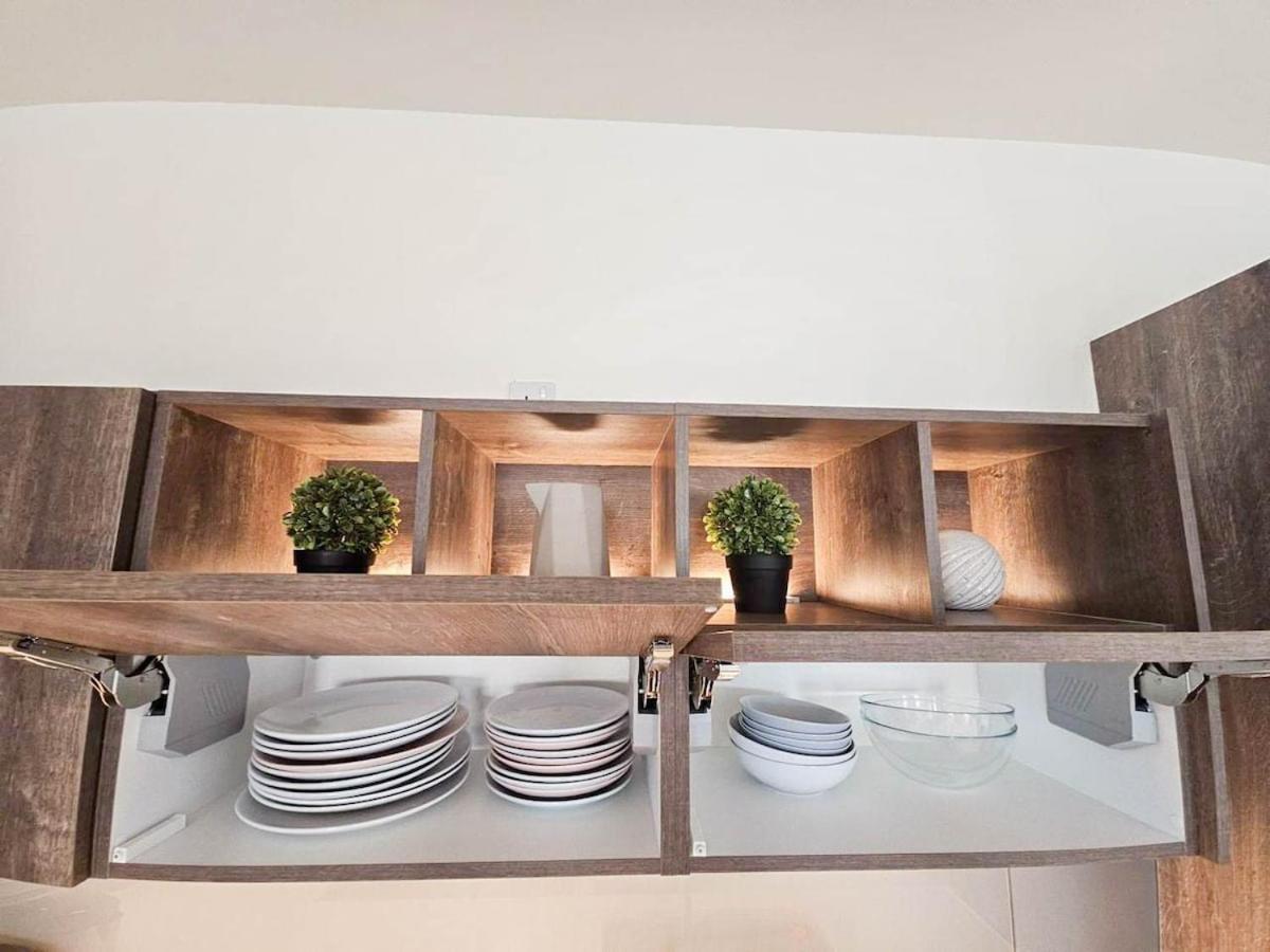 Elegant 3-bedroom Penthouse With A Private Terrace, Lift Access, And Free Wi-fi, Located In Battersea, Nine Elms * London