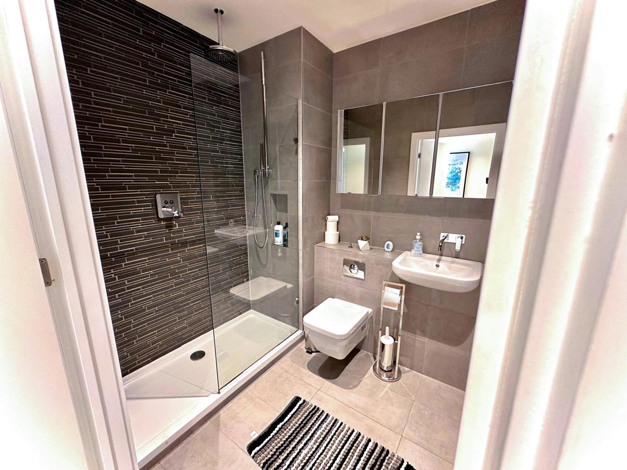 Apartment Elegant 3-bedroom Penthouse With A Private Terrace, Lift Access, And Free Wi-fi, Located In Battersea, Nine Elms London