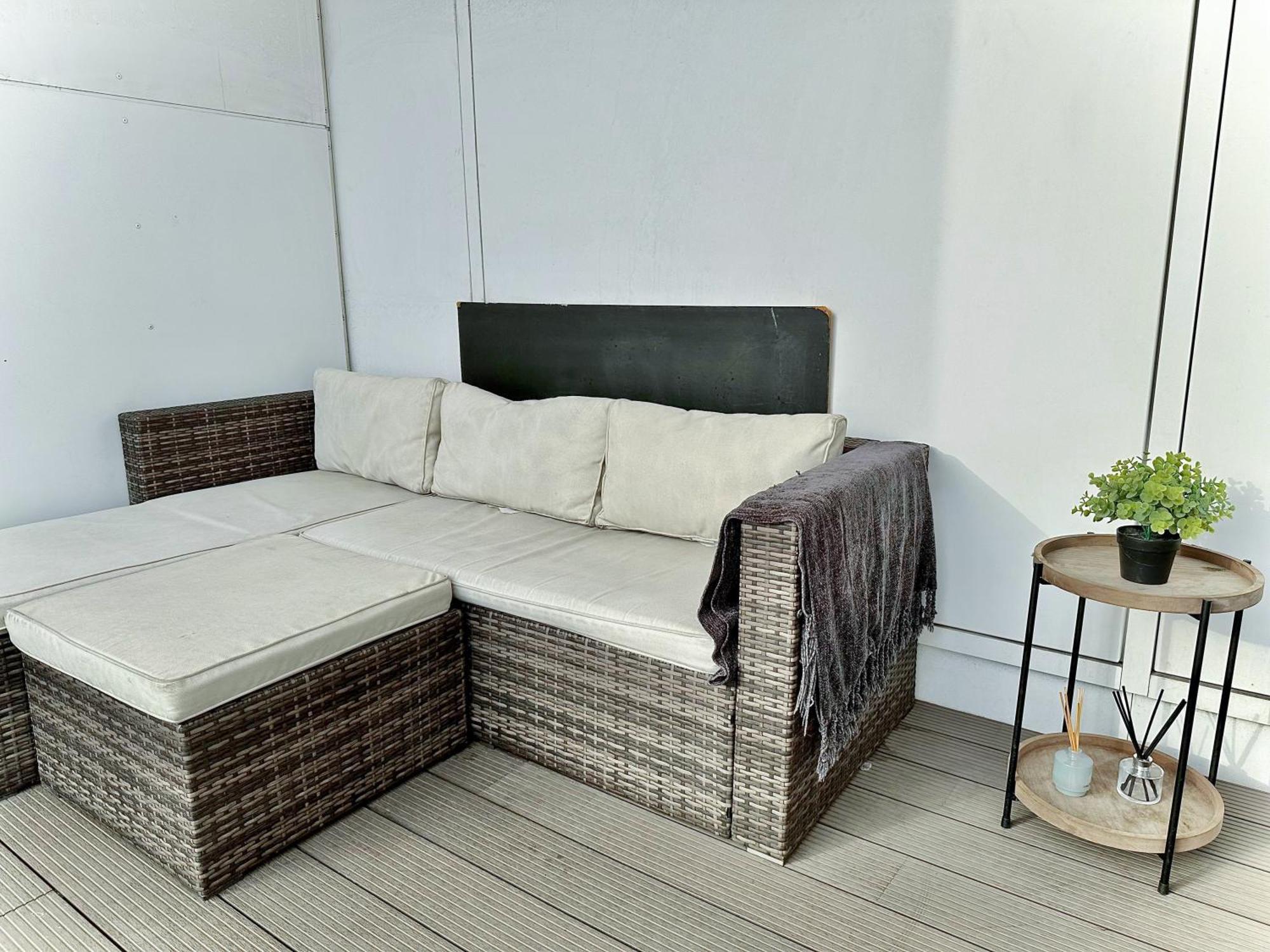 Elegant 3-bedroom Penthouse With A Private Terrace, Lift Access, And Free Wi-fi, Located In Battersea, Nine Elms