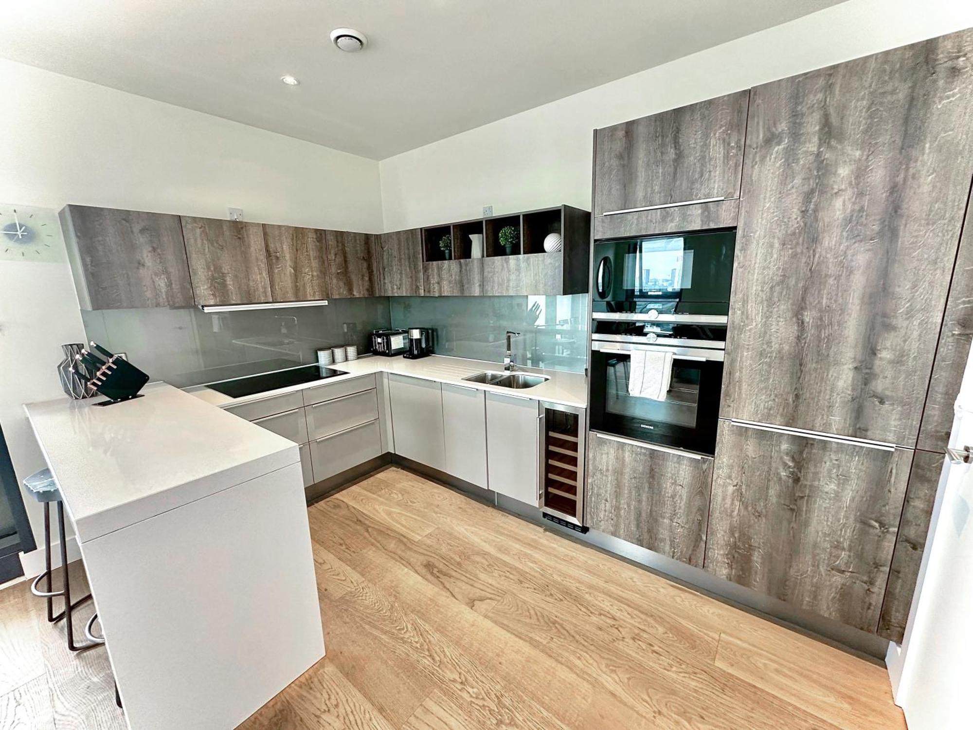 Elegant 3-bedroom Penthouse With A Private Terrace, Lift Access, And Free Wi-fi, Located In Battersea, Nine Elms
